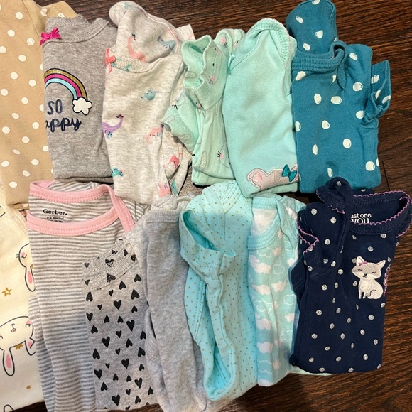 35 Onesies Newborn / 0-3 - Picture 4 of 4